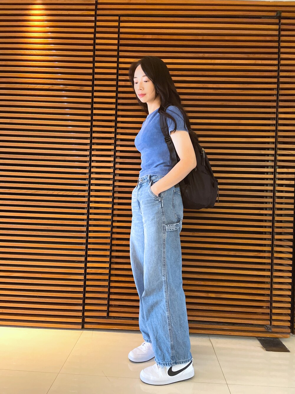 「NIKEのアイテム（スニーカー、ホワイト系）」を使った、林怡辰さん（レディース・161cm）の秋コーディネートの1枚目の写真