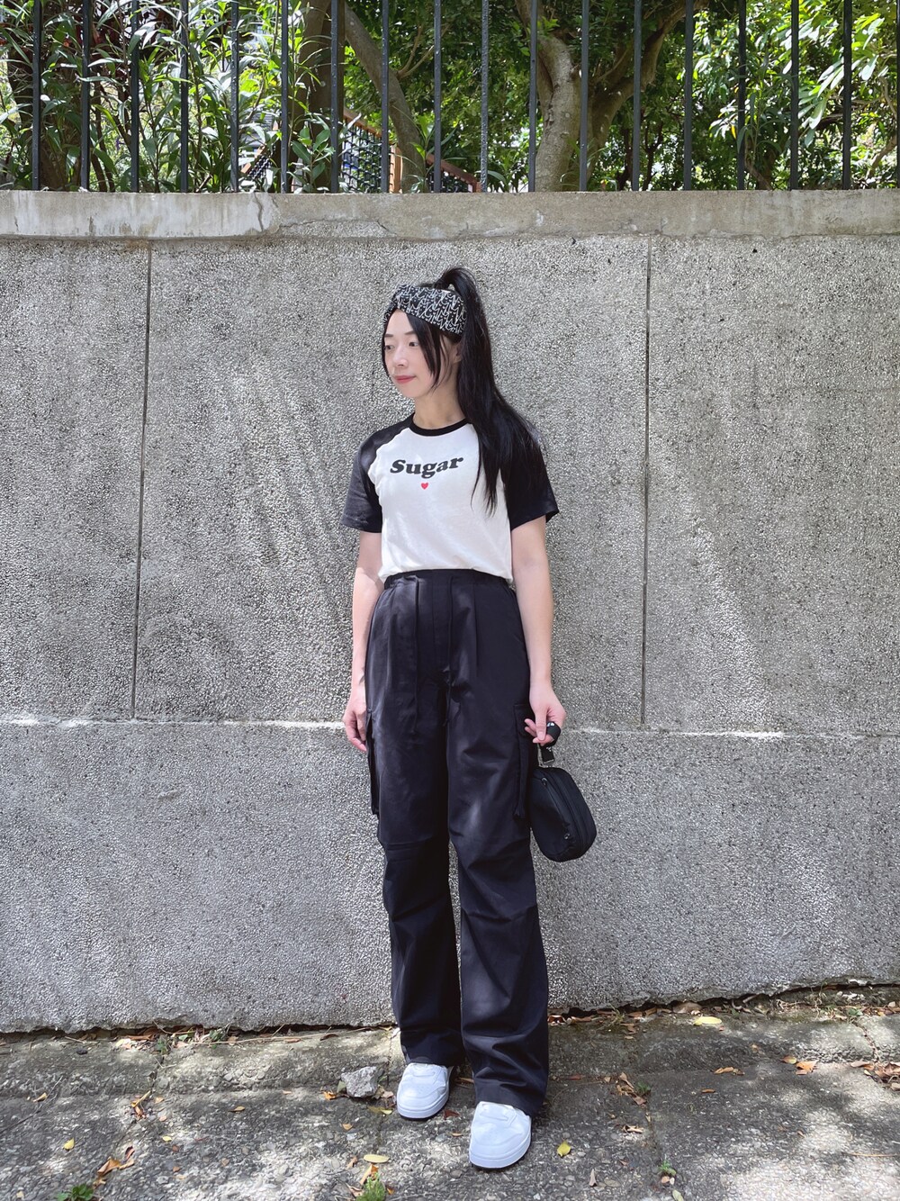 「vivienneleeのアイテム（Tシャツ/カットソー、ブラック系）」を使った、林怡辰さん（レディース・161cm）の秋コーディネートの1枚目の写真