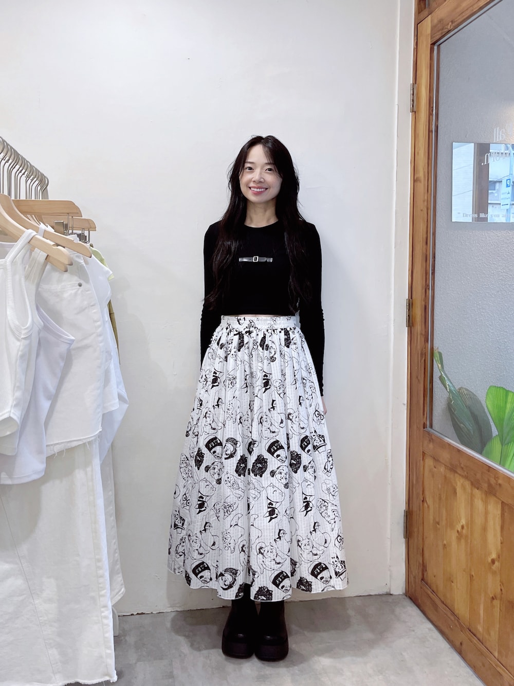 「ScoLarのアイテム（スカート、ホワイト系）」を使った、林怡辰さん（レディース・161cm）の秋コーディネートの1枚目の写真