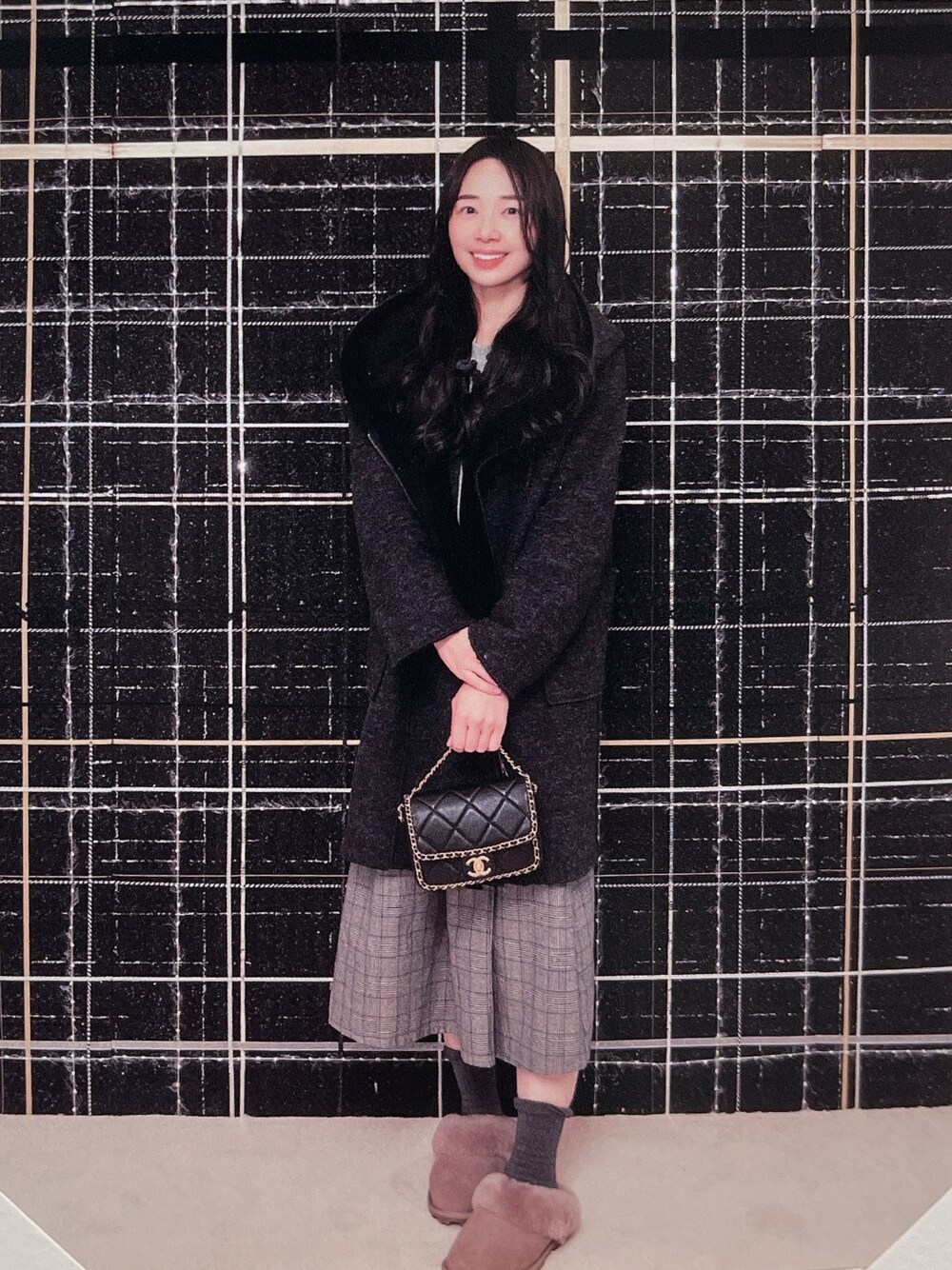 「CHANELのアイテム（トートバッグ、ブラック系）」を使った、林怡辰さん（レディース・161cm）の冬コーディネートの1枚目の写真
