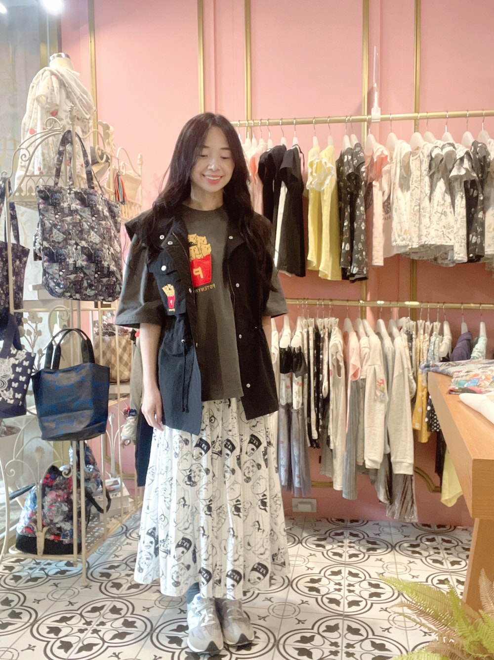 「ScoLarのアイテム（Tシャツ/カットソー、グレー系）」を使った、林怡辰さん（レディース・161cm）の秋コーディネートの1枚目の写真