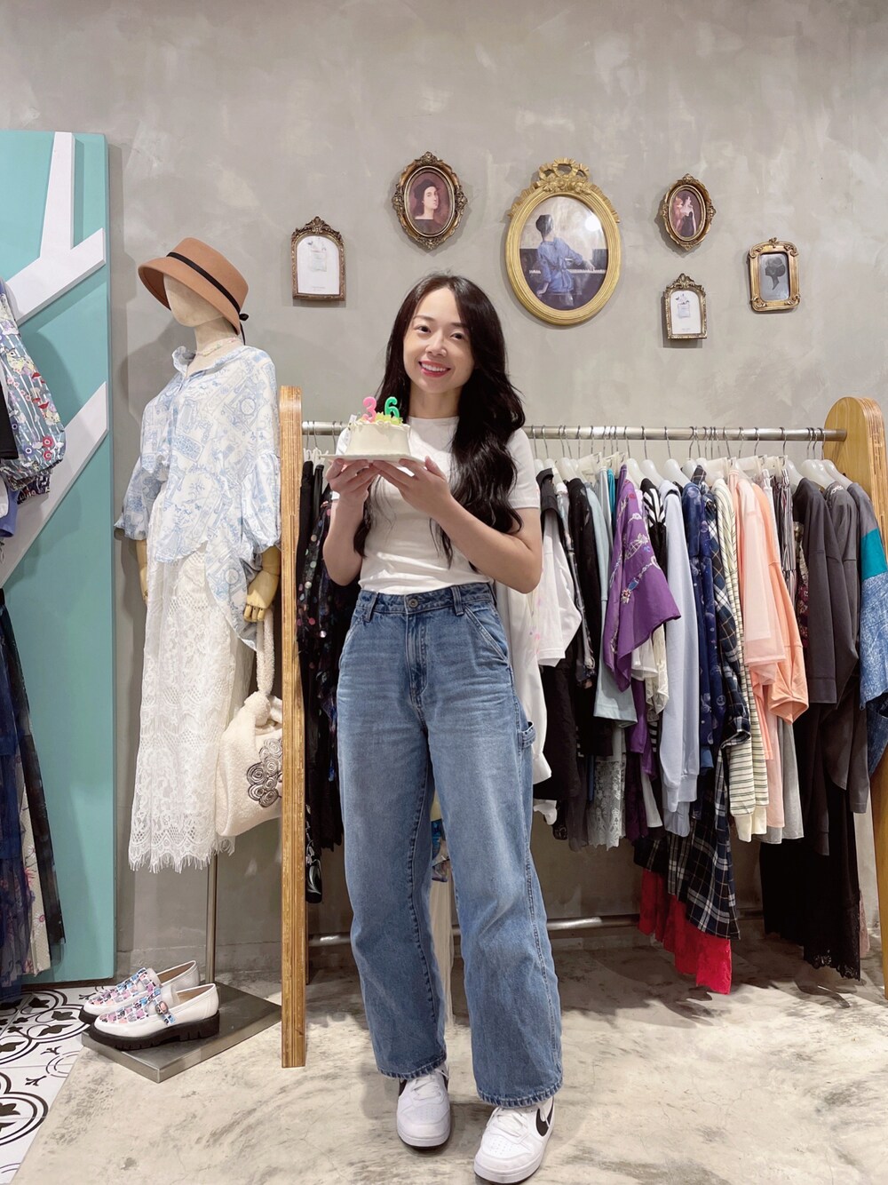 「AMERICAN HOLICのアイテム（デニムパンツ、ブルー系）」を使った、林怡辰さん（レディース・161cm）の秋コーディネートの1枚目の写真