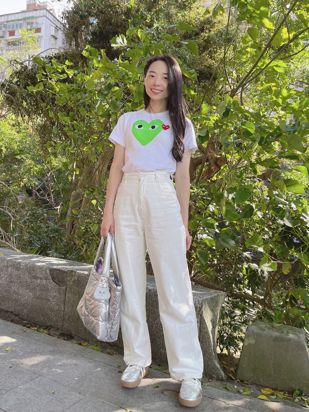 「COMME des GARCONSのアイテム（Tシャツ/カットソー、ホワイト系）」を使った、林怡辰さん（レディース・161cm）の秋コーディネートの1枚目の写真