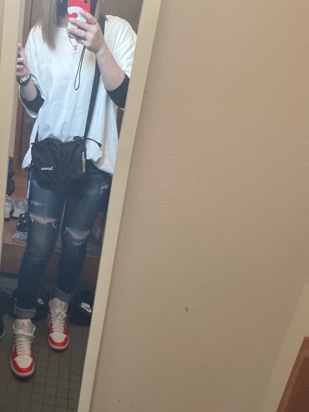「春服、メンズライク、オーバーサイズ、ビッグシルエット、白Tシャツ×デニム、ダメージデニムパンツ、fogEssentials、supreme、rodeo crowns、NIKE AIR JORDAN 1、スニーカーコーデ」｜「FOG ESSENTIALSのFOG ESSENTIALS/エッセンシャルズ FOG RLCT LOGO SS TEE　Tシャツ/半袖Tシャツ ビッグシルエット（Tシャツ/カットソー、ホワイト系）」を使った、♥Lay♥さん（レディース・157cm）の春コーディネートの1枚目の写真