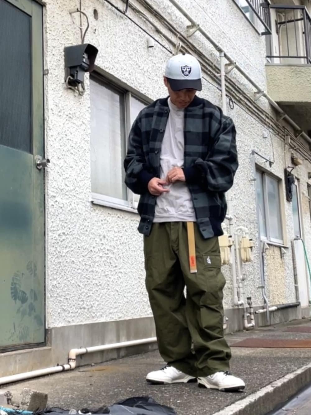「NEW BALANCEのBB550（スニーカー、ホワイト系）」を使った、クロ🐑さん（メンズ・168cm）の秋コーディネートの1枚目の写真