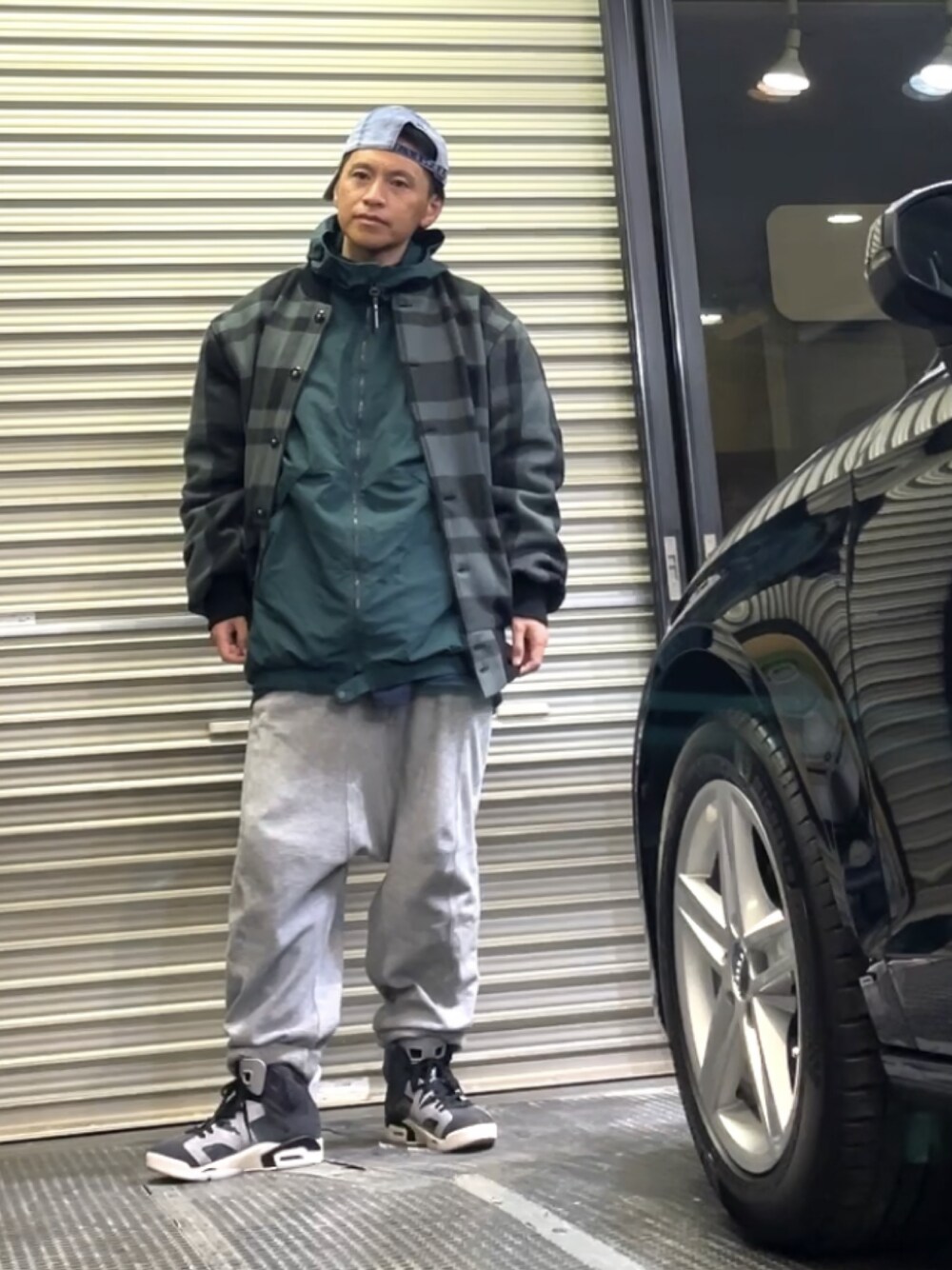 「AIR JORDAN 6のNIKE WMNS AIR JORDAN 6 "SMOKE GREY"（スニーカー、グレー系）」を使った、クロ🐑さん（メンズ・168cm）の冬コーディネートの1枚目の写真