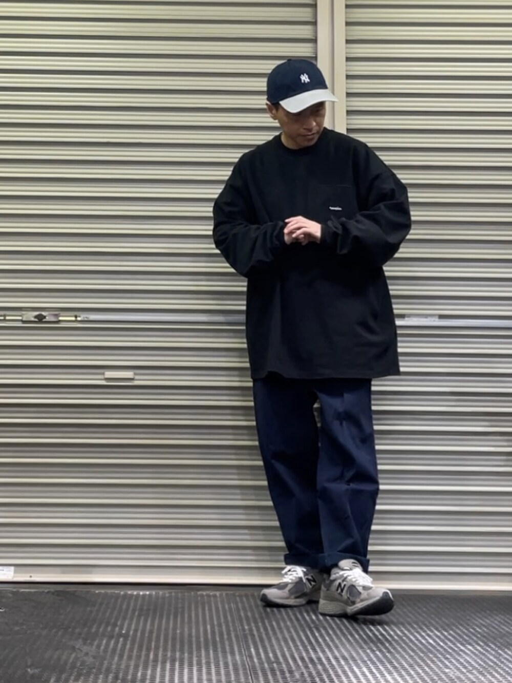 「NEW BALANCEの＜New Balance（ニューバランス）＞【District】ML2002RB■■■（スニーカー、グレー系）」を使った、クロ🐑さん（メンズ・168cm）の春コーディネートの1枚目の写真
