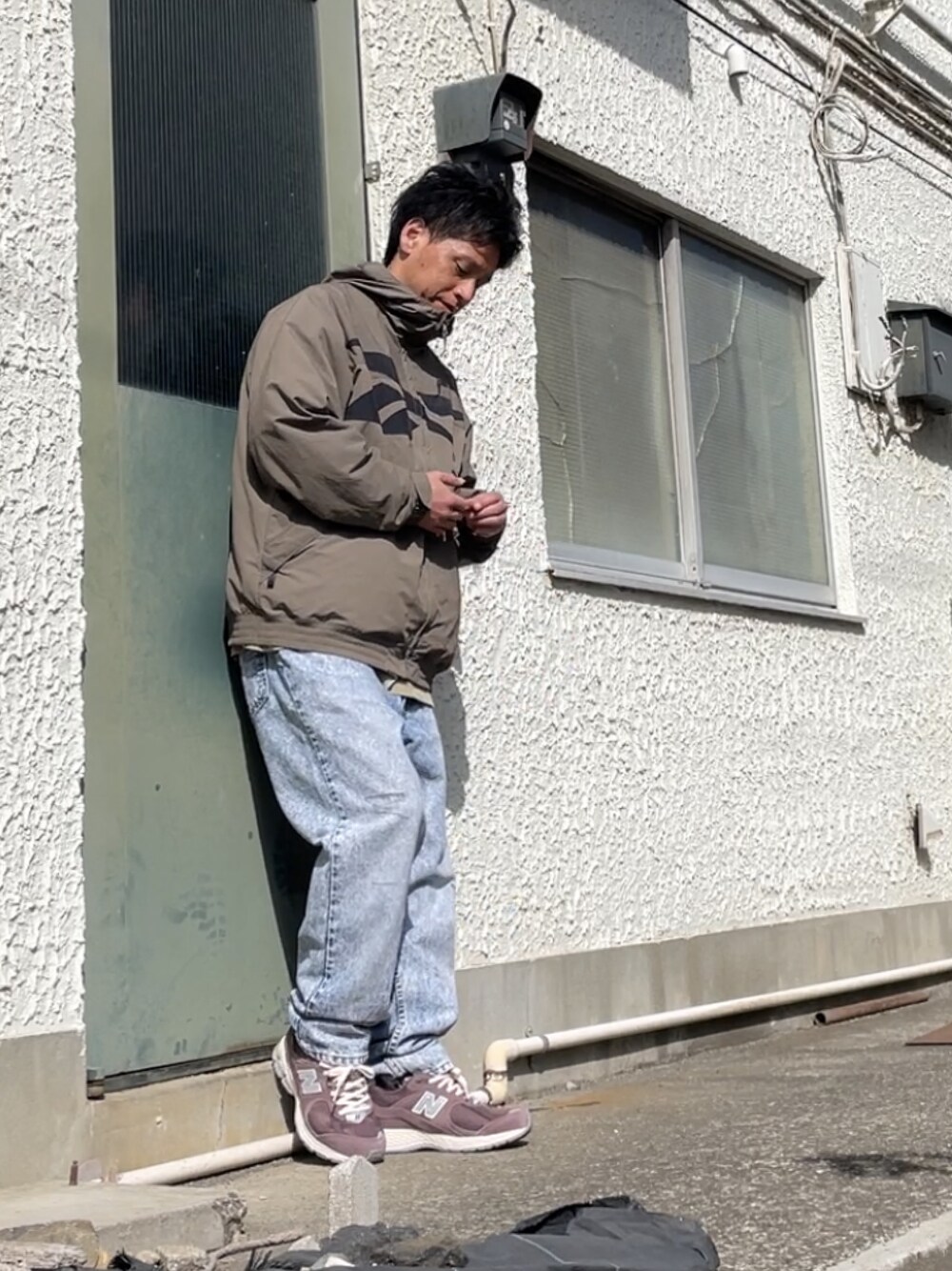 「NEW BALANCEのM2002R（スニーカー、ブラウン系）」を使った、クロ🐑さん（メンズ・168cm）の春コーディネートの1枚目の写真