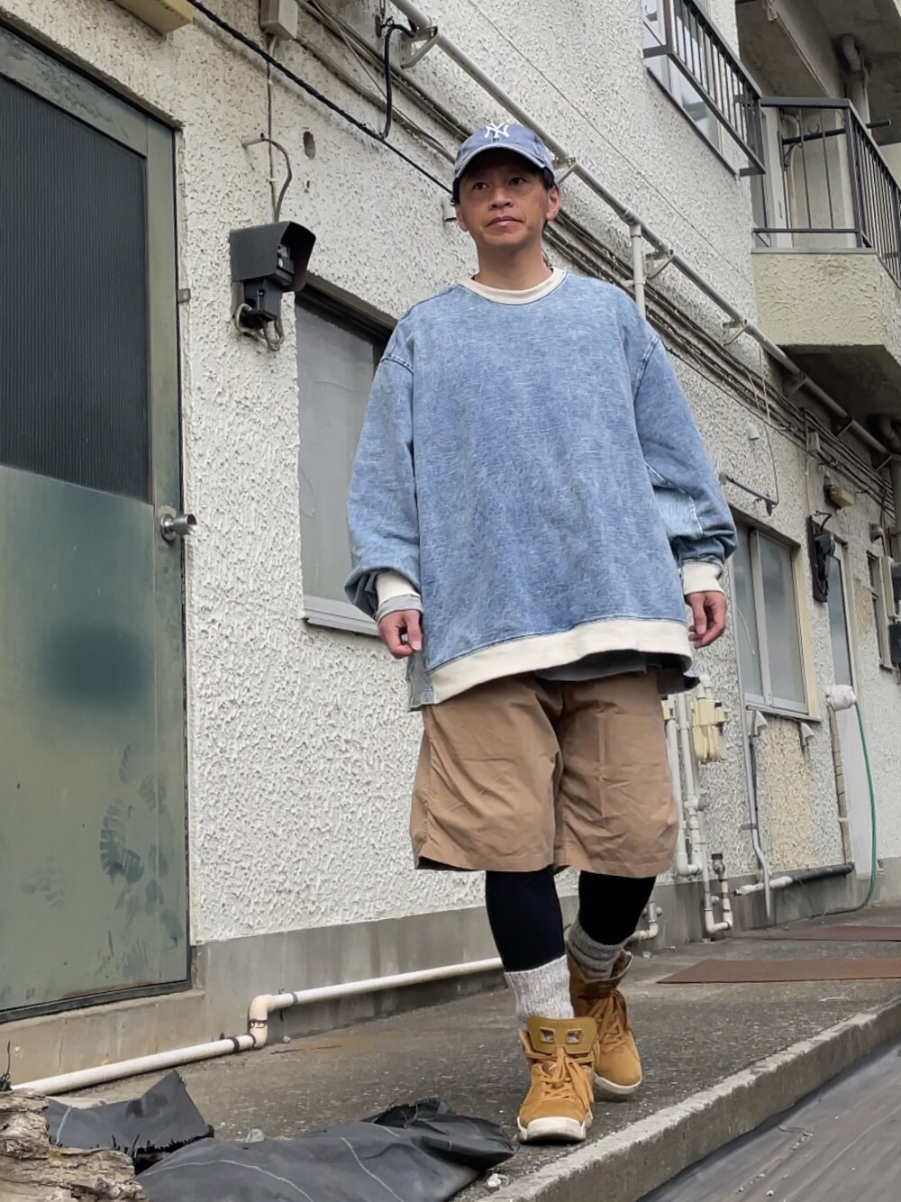 ブラウン系のスニーカー、ベージュ系のその他パンツ、ブルー系のトップスを着用したメンズの冬コーディネートの1枚目の写真