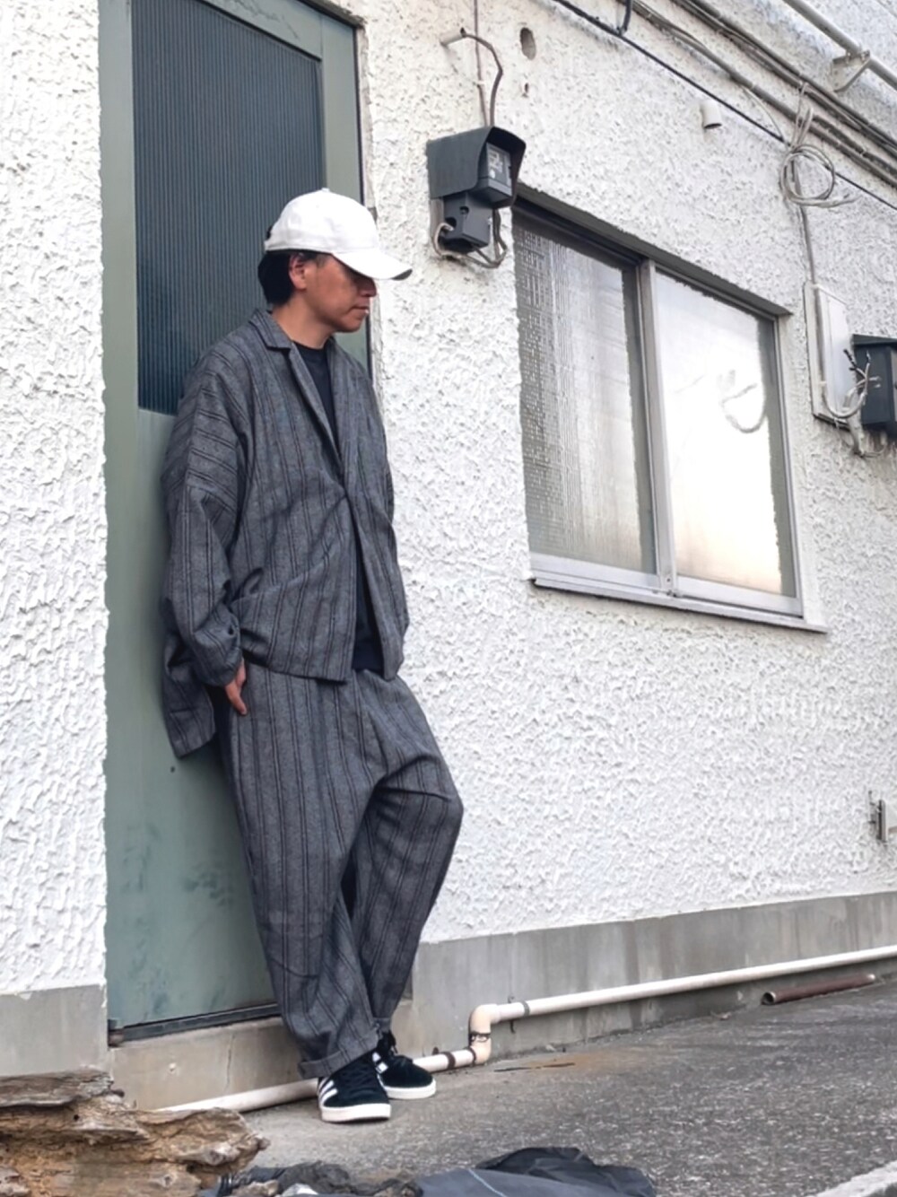 ブラック系のその他パンツ、ブラック系のTシャツ/カットソー、ブラック系のテーラードジャケットを着用したメンズの夏コーディネートの1枚目の写真