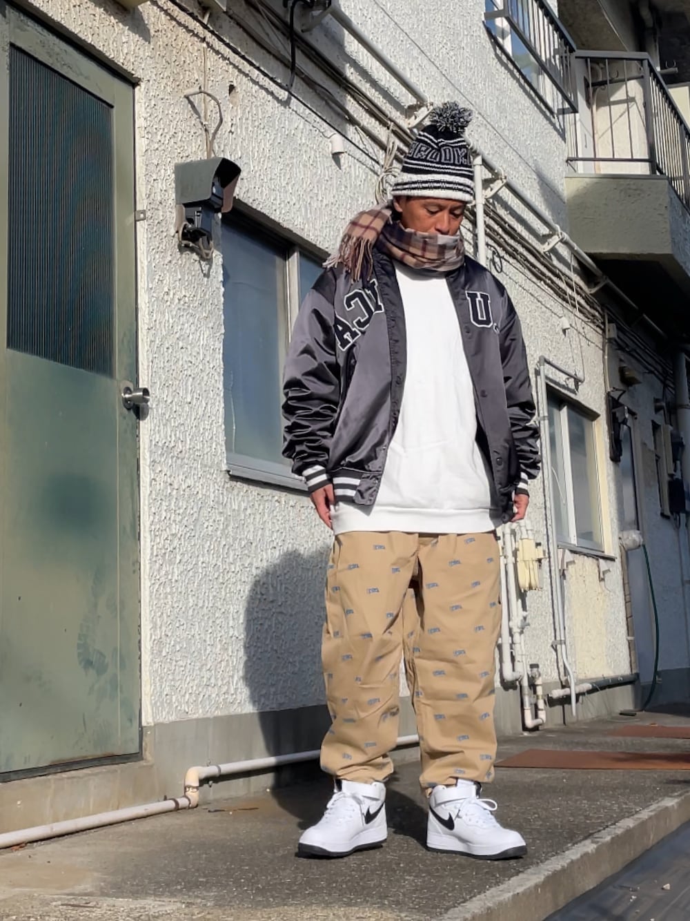 「NIKEのナイキ エア フォース 1 MID ‘07 メンズシューズ / Nike Air Force 1 Mid '07Men's Shoes＜24-30cm 展開＞（スニーカー、ホワイト系）」を使った、クロ🐑さん（メンズ・168cm）の冬コーディネートの1枚目の写真