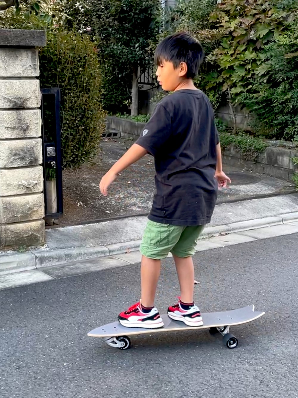 「スニーカー、ハーフパンツ、プーマ、半パン、トライボード」｜「PUMAのPUMA プーマ スタイル ライダー ストリームオン / STYLE RIDER STREAM ON 371527（スニーカー、レッド系）」を使った、クロ🐑さん（メンズ・168cm）の秋コーディネートの1枚目の写真