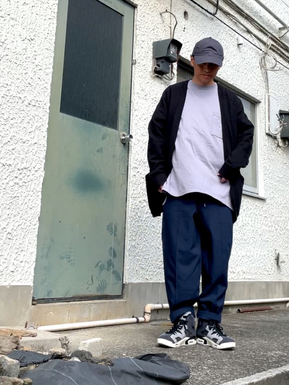 グレー系のスニーカー、ブルー系のその他パンツ、パープル系のTシャツ/カットソーを着用したメンズの秋コーディネートの1枚目の写真