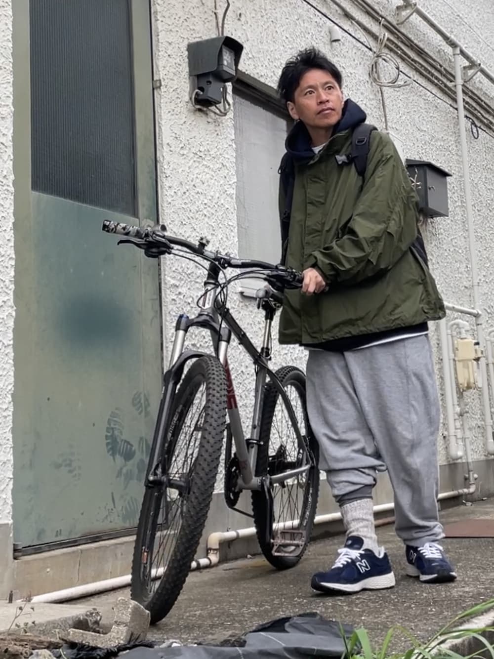 「NEW BALANCEのML2002R（スニーカー、ブルー系）」を使った、クロ🐑さん（メンズ・168cm）の春コーディネートの1枚目の写真