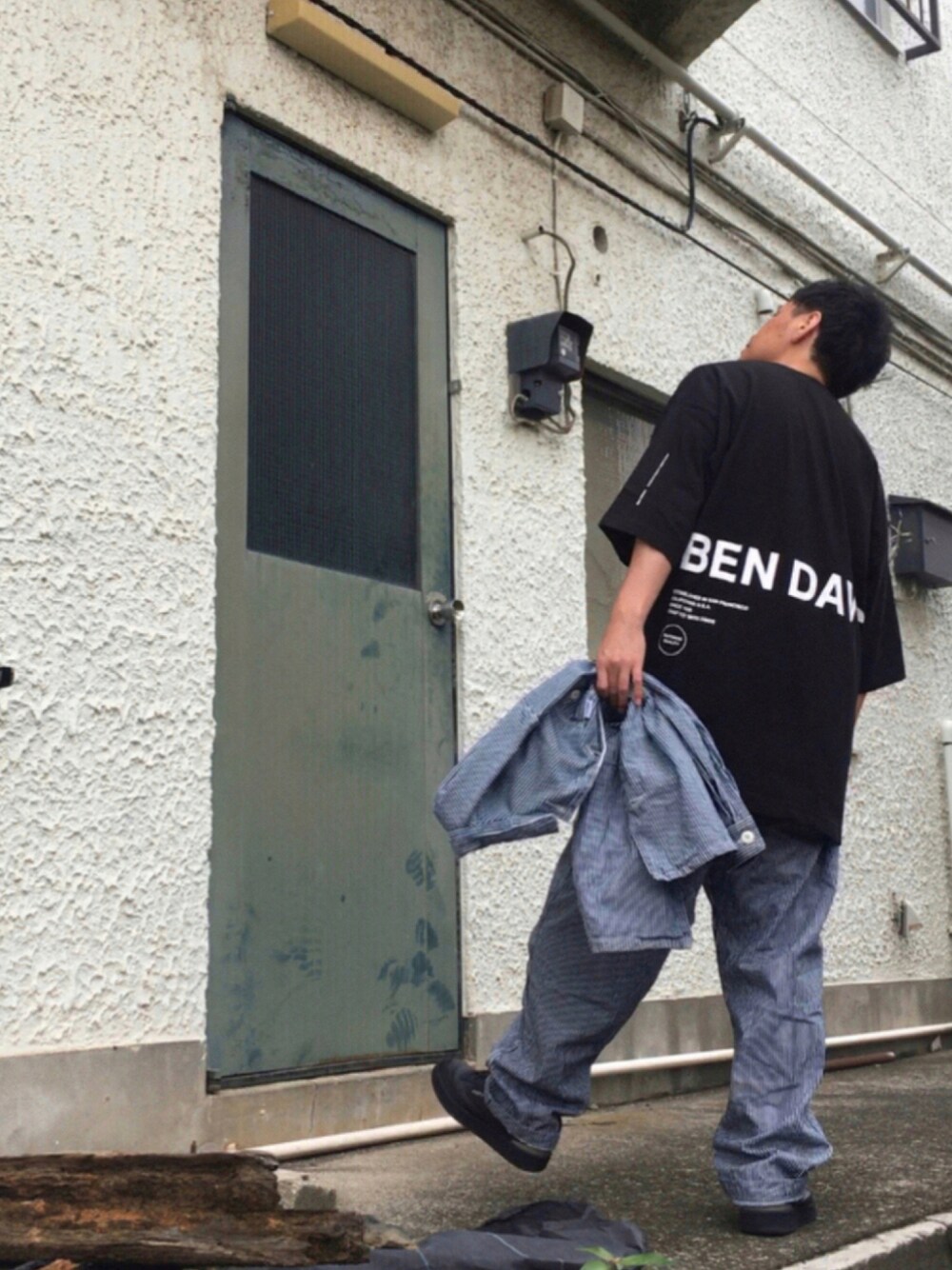 その他のカーゴパンツ、その他のシャツ/ブラウス、ブラック系のTシャツ/カットソーを着用したメンズの夏コーディネートの1枚目の写真