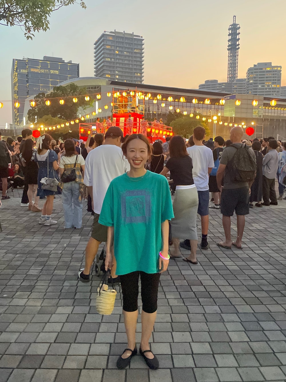 「ラフ、Tシャツ、オーバーサイズ、ビッグシルエット、パンツスタイル、ラクチンコーデ、夏コーデ、夏服、低身長、ミニバッグ、かごバッグ、フラットシューズ」｜「B.C STOCKのAFRICAN SQUARE/アフリカンスクエア 革ハンドルカゴバッグ ミニ（かごバッグ、ブラック系）」を使った、りっぴーさん（レディース・154cm）の夏コーディネートの1枚目の写真