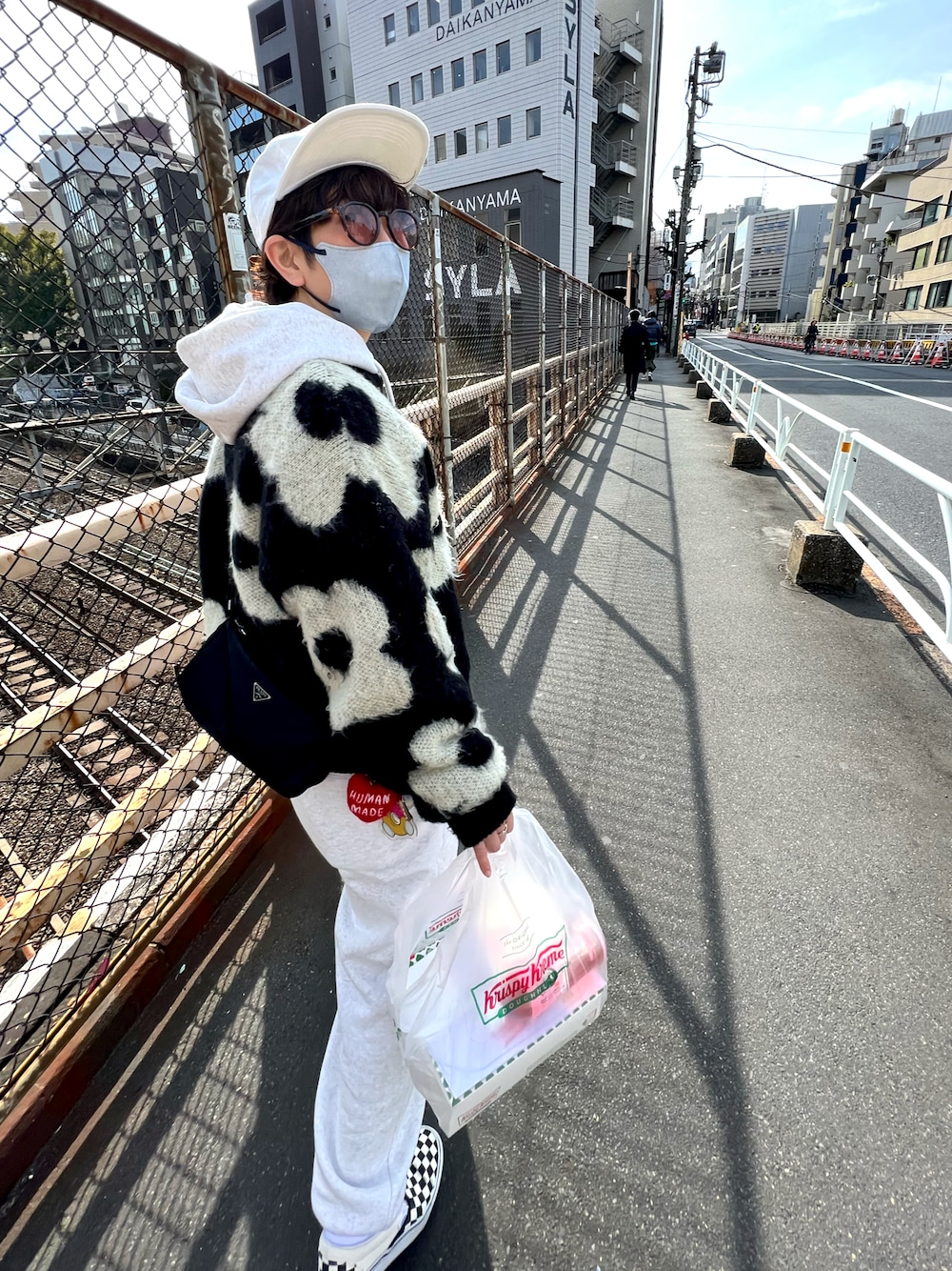 Supreme のアイテムを使った「春ニット」の人気ファッション