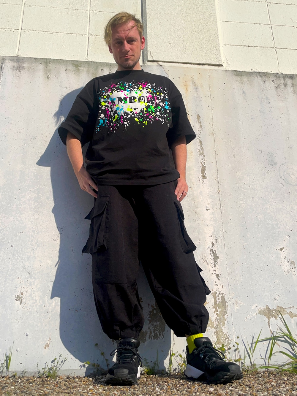ブラック系のTシャツ/カットソー、ブラック系のその他パンツ、ブラック系のスニーカーを着用したメンズの夏コーディネートの1枚目の写真