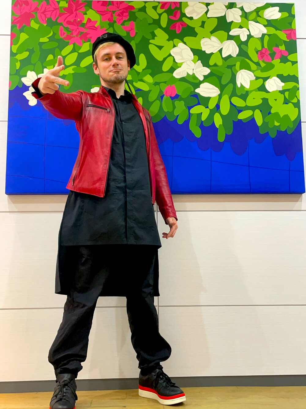 ブラック系のシャツ/ブラウス、レッド系のライダースジャケット、ブラック系のその他パンツを着用したメンズの春コーディネートの1枚目の写真