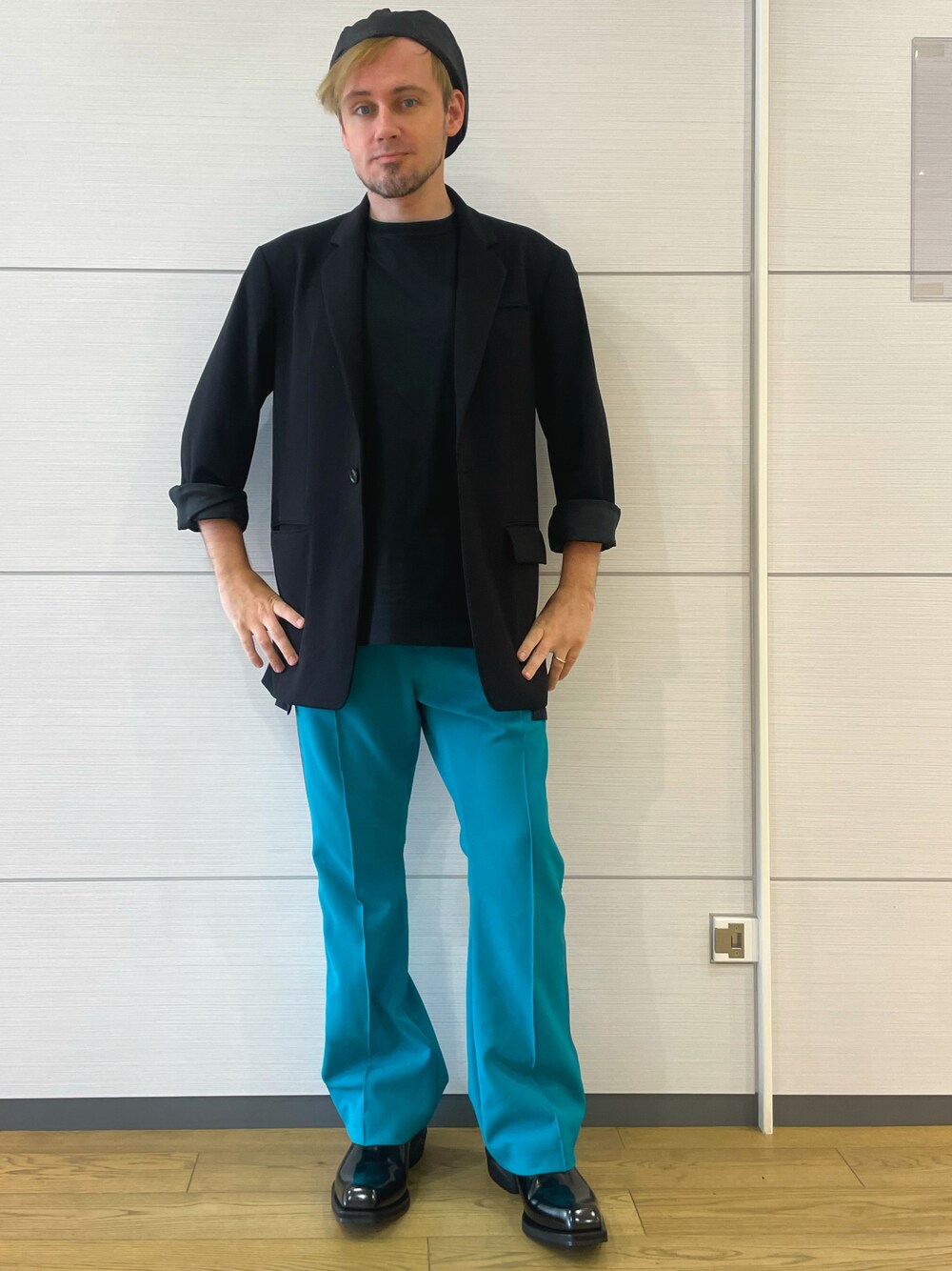 ブラック系のドレスシューズ、ブルー系のパンツ、ブラック系のテーラードジャケットを着用したメンズの夏コーディネートの1枚目の写真