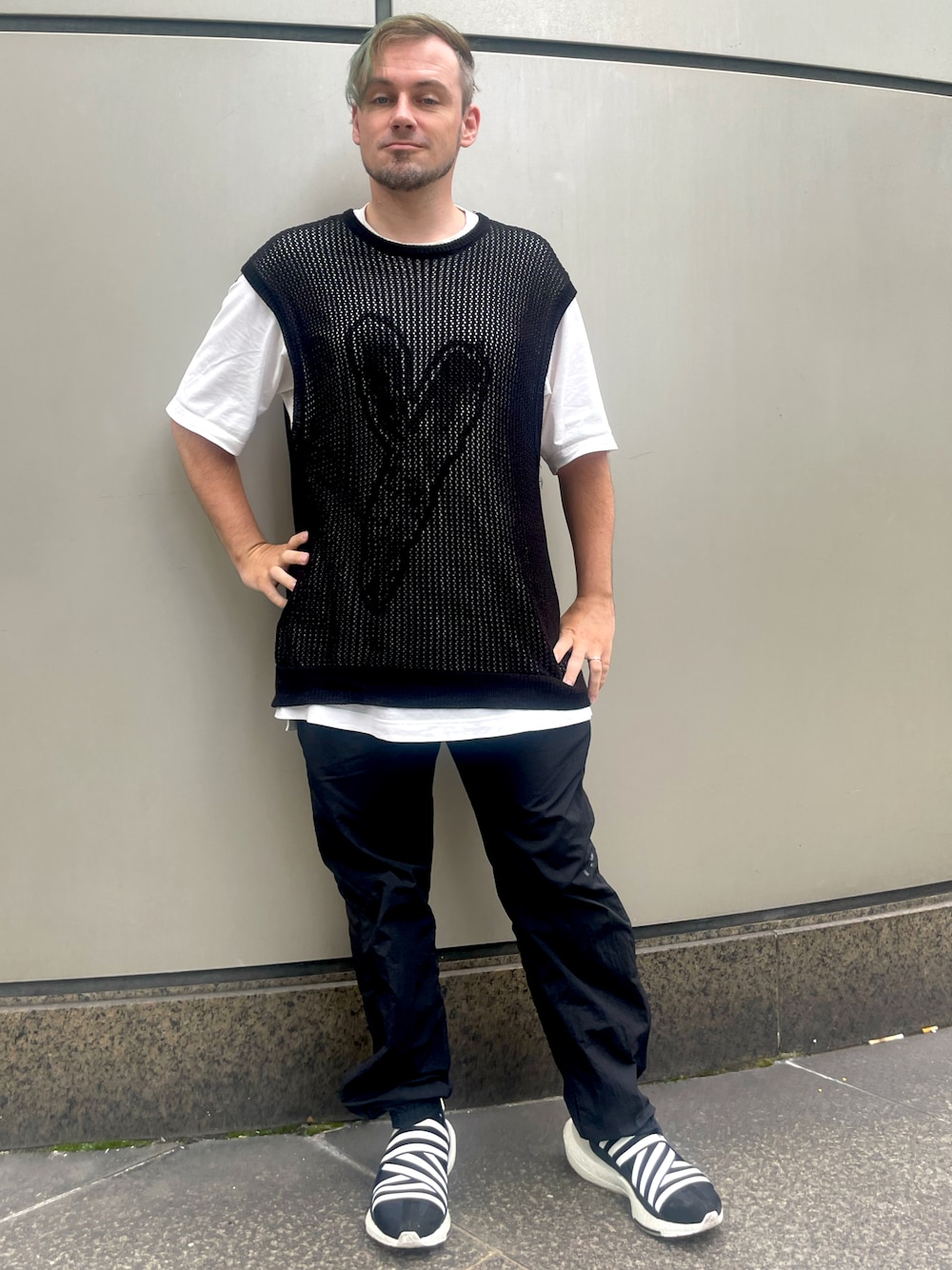 ホワイト系のTシャツ/カットソー、ブラック系のベスト、ブラック系のその他パンツを着用したメンズの秋コーディネートの1枚目の写真