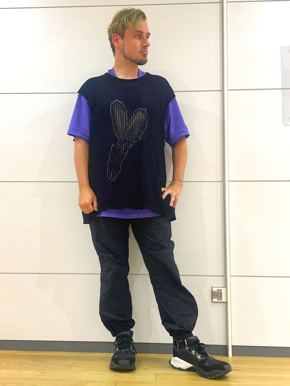 パープル系のTシャツ/カットソー、ブラック系のベスト、ブラック系のその他パンツを着用したメンズの秋コーディネートの1枚目の写真