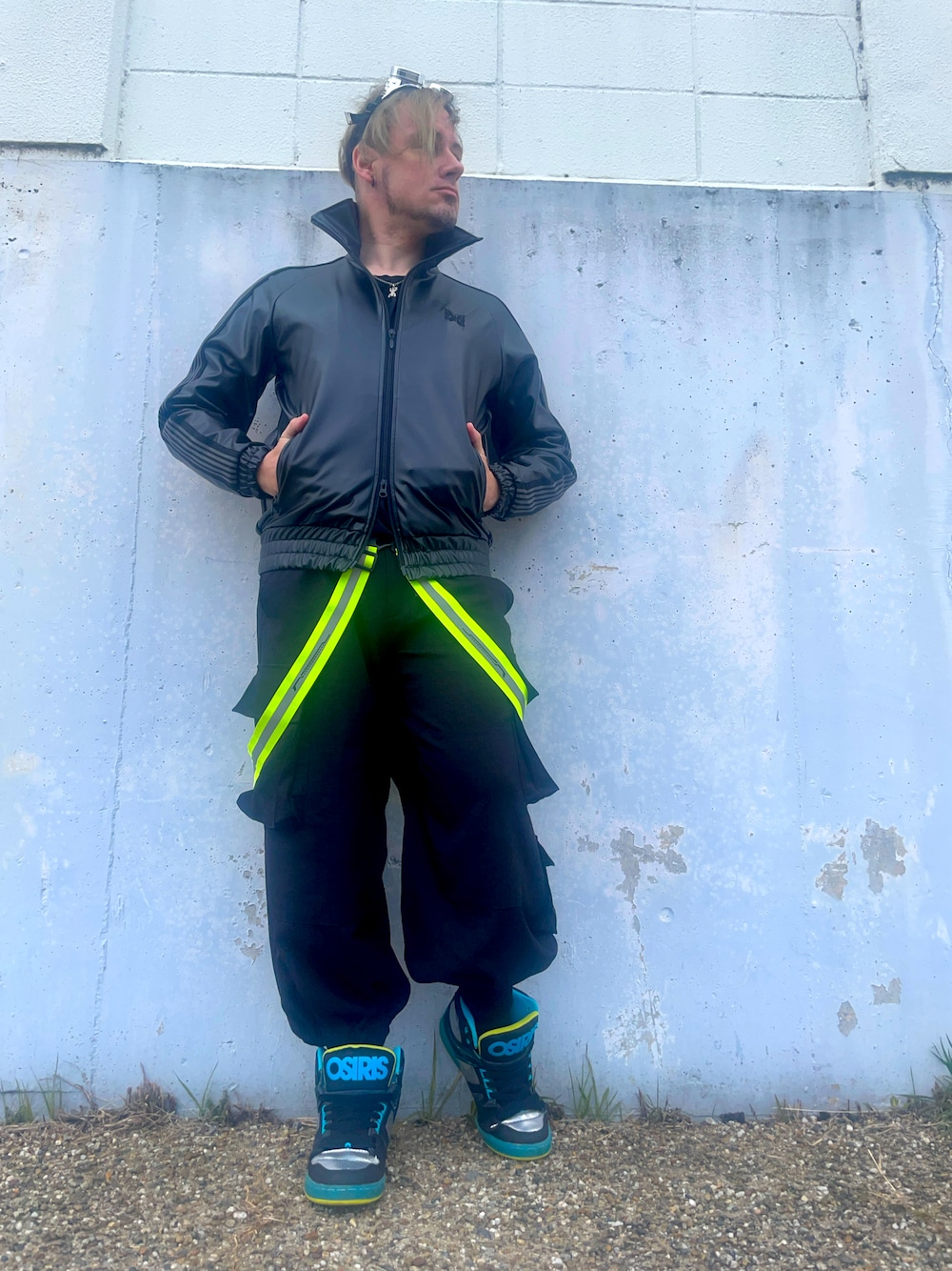 ブラック系のTシャツ/カットソー、ブラック系のセットアップ、ブラック系のその他パンツを着用したメンズの春コーディネートの1枚目の写真