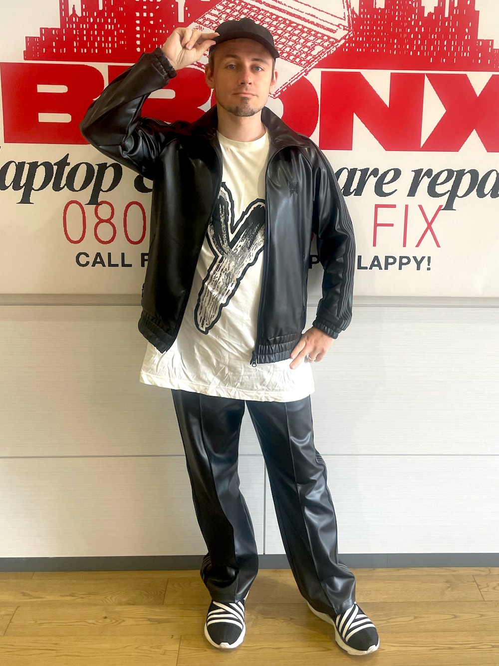 ホワイト系のTシャツ/カットソー、ブラック系のセットアップ、ブラック系のスラックスを着用したメンズの冬コーディネートの1枚目の写真
