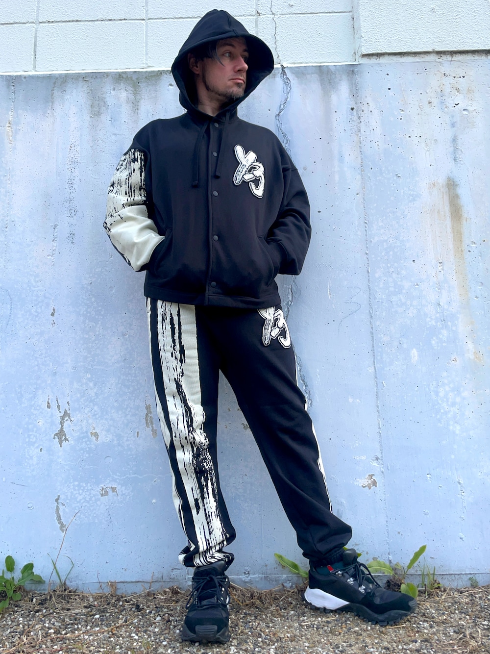 ブラック系のパーカー、ブラック系のその他パンツ、ブラック系のスニーカーを着用したメンズの冬コーディネートの1枚目の写真