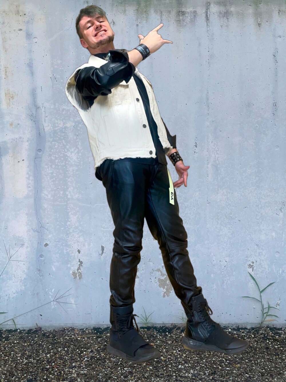 「ロック、パンク、春服みてみて、レイヤードスタイル、派手髪、レザー、レザーシャツ、ベスト、ブレスレット、ガチャベルト、レザーパンツ、スニーカーブーツ、ZARA、H&M、中央町戦術工芸」｜「ZARAのアイテム（シャツ/ブラウス、ブラック系）」を使った、塔弁さん（メンズ・172cm）の春コーディネートの1枚目の写真