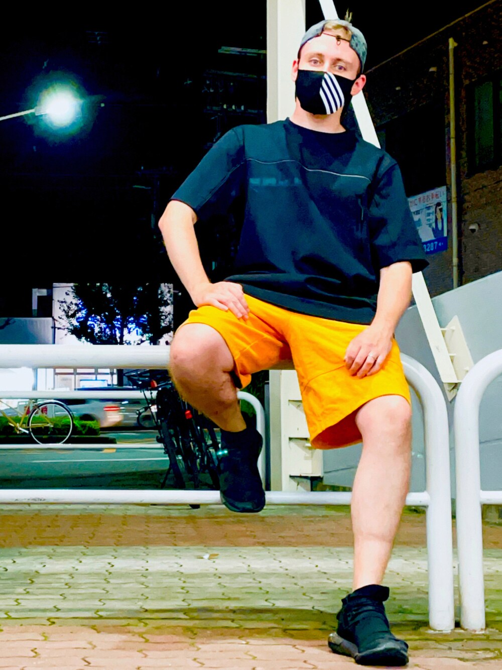 「ストリート、ビックシルエット、夜、リフレクター、イエロー×ブラック、キャップ、黒Tシャツ、短パン、ショーツ、ショートパンツ、イエローパンツ、カラーパンツ、スニーカー、ワイスリー(Y-3)、Y-3」｜「Y-3のM COVER KNIT SHELL SS TEE（Tシャツ/カットソー、ブラック系）」を使った、塔弁さん（メンズ・172cm）の夏コーディネートの1枚目の写真