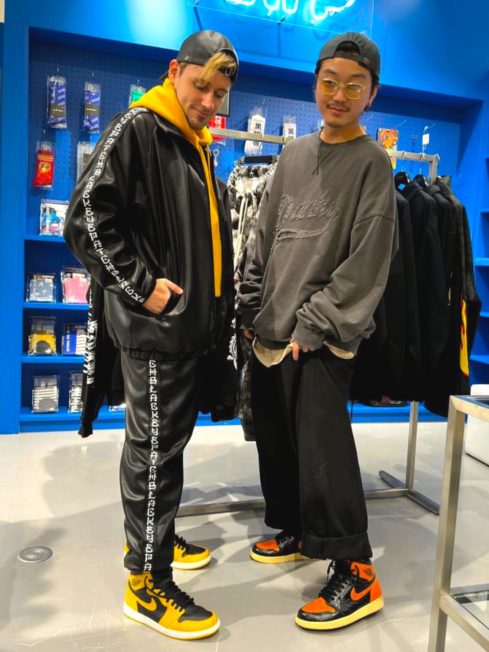 セットアップを使った「イエロー×ブラック」の人気ファッション