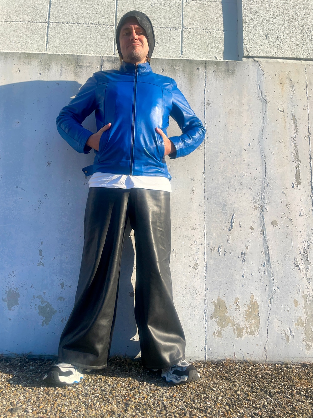 ブラック系のその他パンツ、ホワイト系のTシャツ/カットソー、ブルー系のライダースジャケットを着用したメンズの春コーディネートの1枚目の写真