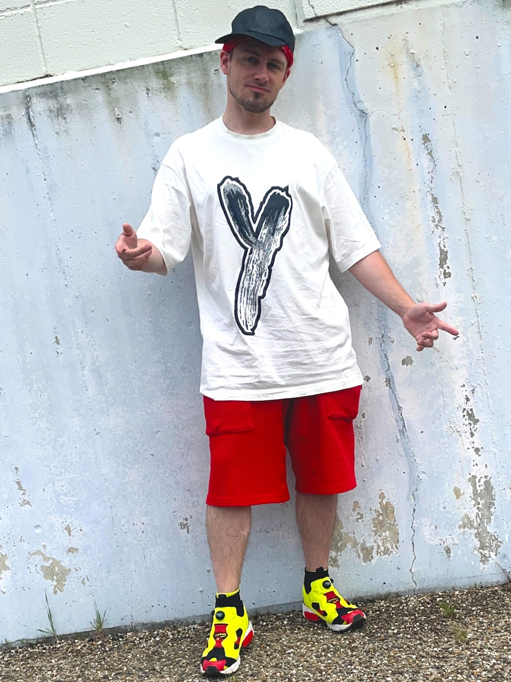 「ストリート、オーバーサイズ、赤×白、ネオンカラー、カラフルフェス、バンダナ、レザーキャップ、ビッグT、ハーフパンツ、ファミマ靴下、カラーソックス、ポンプフューリー、Y-3、reebok、このスタイルがお気に入り」｜「WEGOのWEGO/バンダナ（バンダナ/スカーフ、レッド系）」を使った、塔弁さん（メンズ・172cm）の夏コーディネートの1枚目の写真