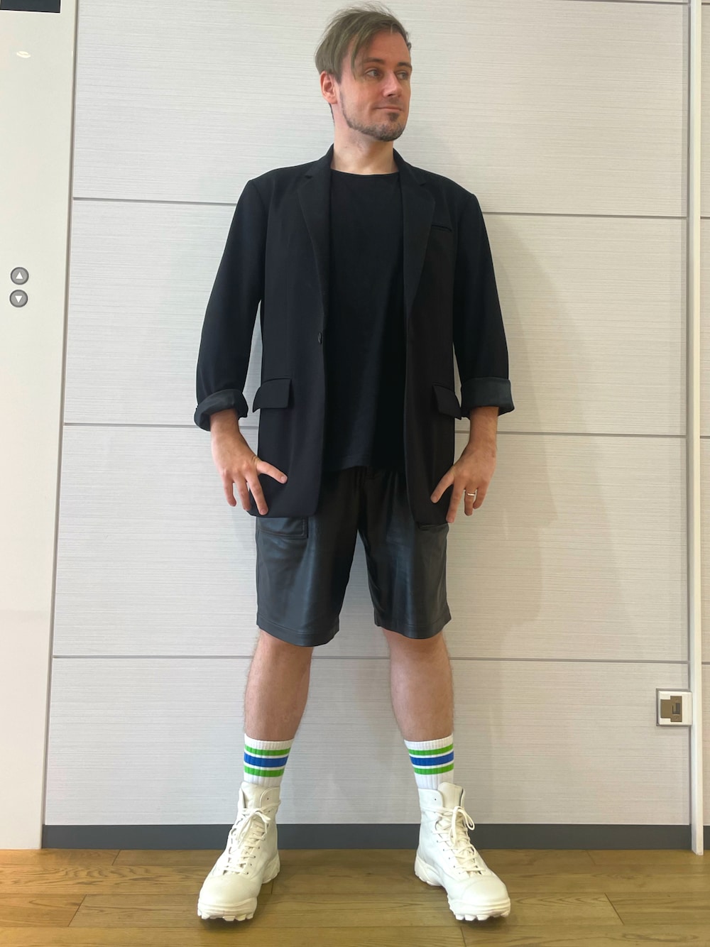 「モードストリート、ストリートカジュアル、夏コーデ、秋服準備はじめました、白黒、ノースリーブ、ジャケット、ブレザー、レザーショートパンツ、レザーパンツ、ショートパンツ、ショーツ、ファミマ靴下、白ブーツ、ブーツ」｜「DANKE SCHONのDankeSchon/ダンケシェーン/TR ZIP JACKET（テーラードジャケット、ブラック系）」を使った、塔弁さん（メンズ・172cm）の秋コーディネートの1枚目の写真