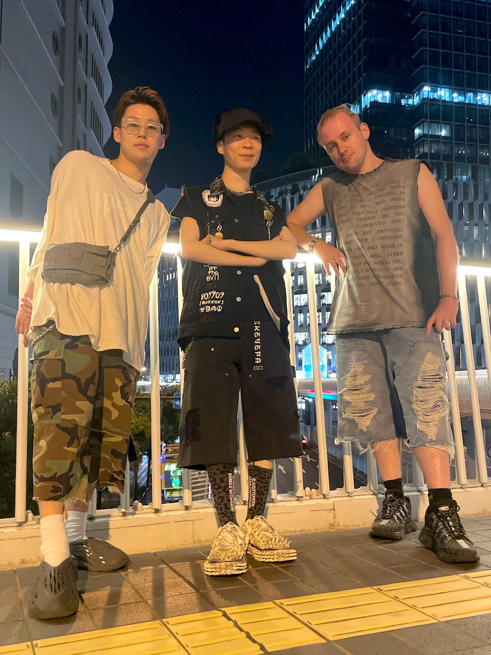 ブラック系のTシャツ/カットソー、その他のデニムパンツ、ブラック系のスニーカーを着用したメンズの夏コーディネートの1枚目の写真