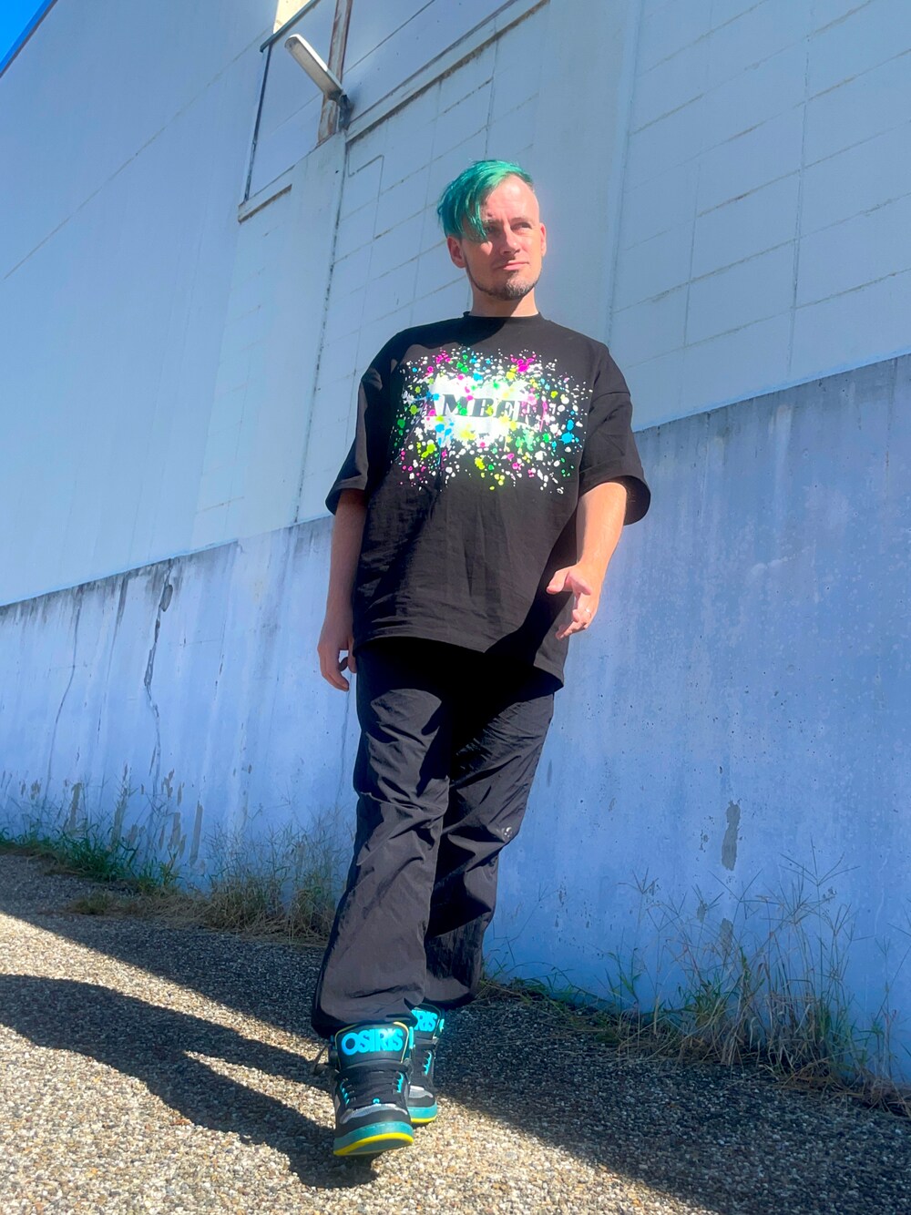 ブラック系のTシャツ/カットソー、ブラック系のその他パンツ、その他のスニーカーを着用したメンズの秋コーディネートの1枚目の写真