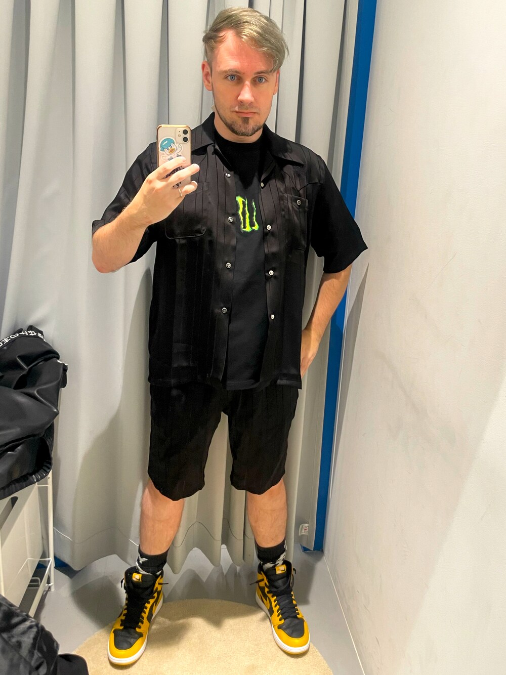 ブラック系のTシャツ/カットソー、ブラック系のトップス、ブラック系のパンツを着用したメンズの春コーディネートの1枚目の写真