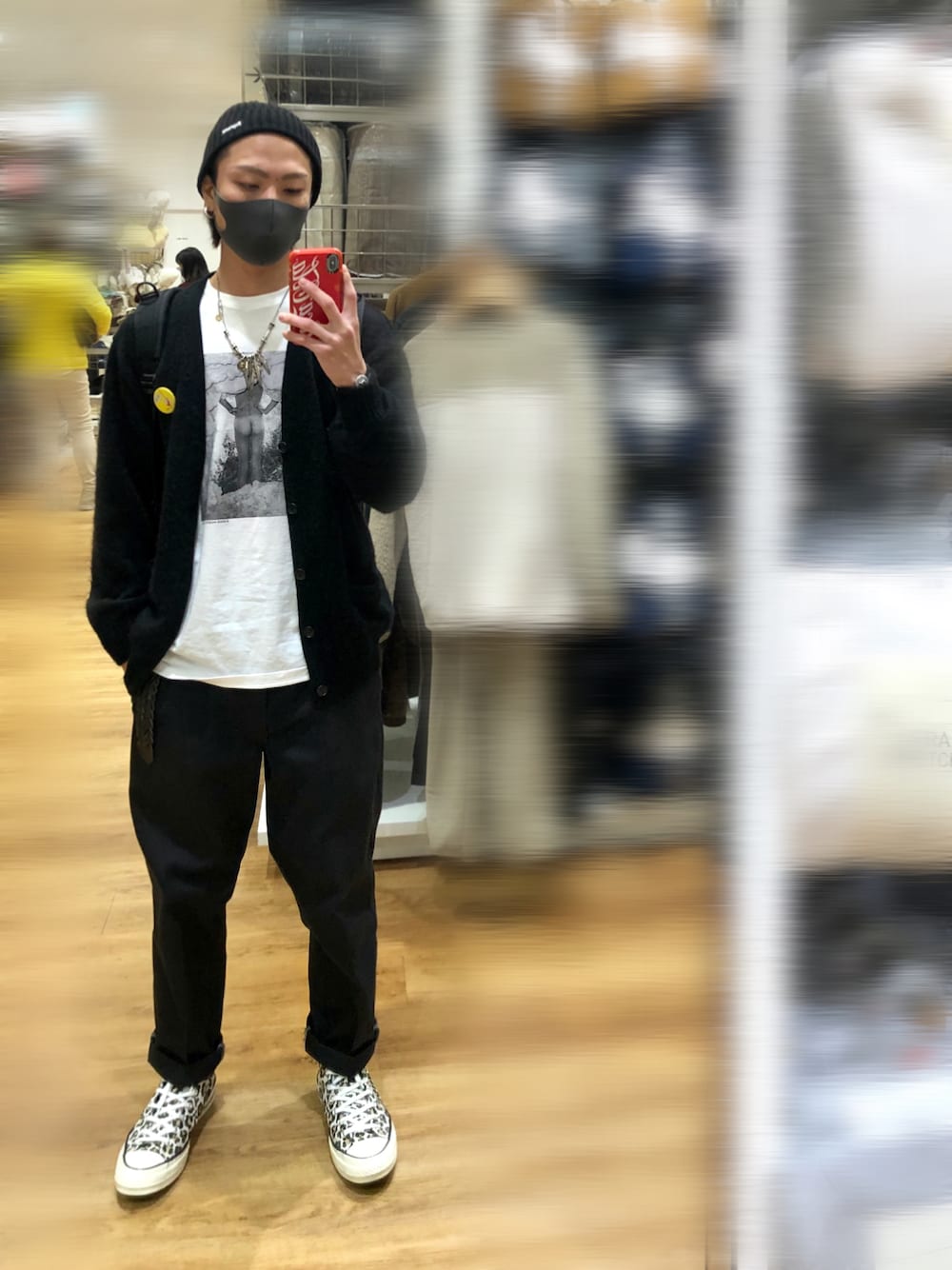 「秋冬コーデ、カジュアル、秋のコーデ、ワコマリア、WACKO MARIA、モヘアカーディガン、モノトーン、大人カジュアル、minedenim、Dickies、コンバース、レオパード」｜「BEDWIN & THE HEARTBREAKERSの10/L DICKIES 874 TC PANTS "THUNDERS"（チノパンツ、ブラック系）」を使った、Jackさん（メンズ・171cm）の秋コーディネートの1枚目の写真