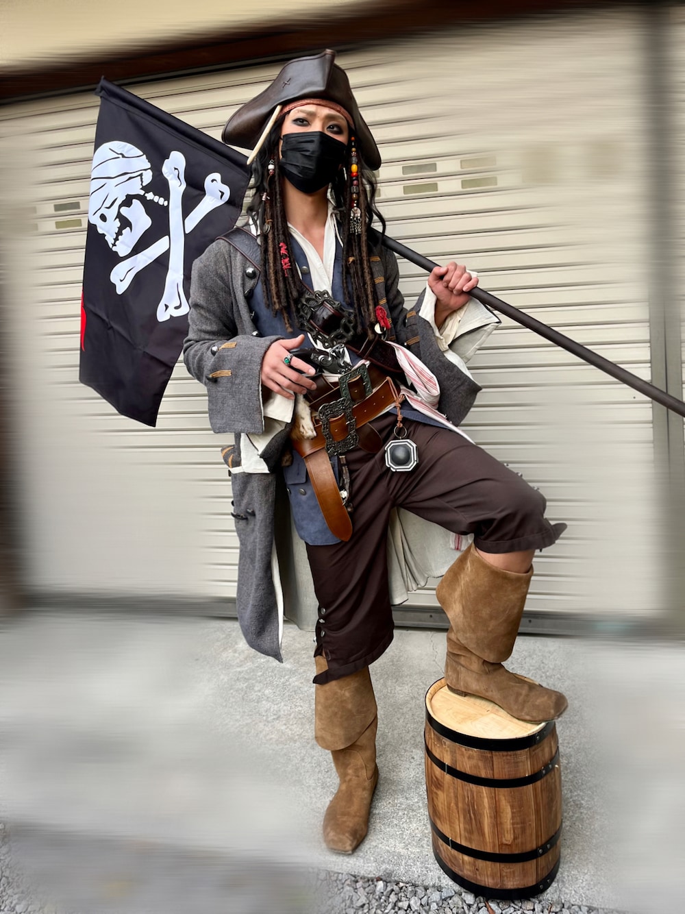 「WEARハロウィン2022、秋冬コーデ、海賊、ジョニーデップ、海賊コーデ」｜「Sparrow's compassのアイテム（コスチューム/パーティーグッズ、ブラック系）」を使った、Jackさん（メンズ・171cm）の秋コーディネートの1枚目の写真