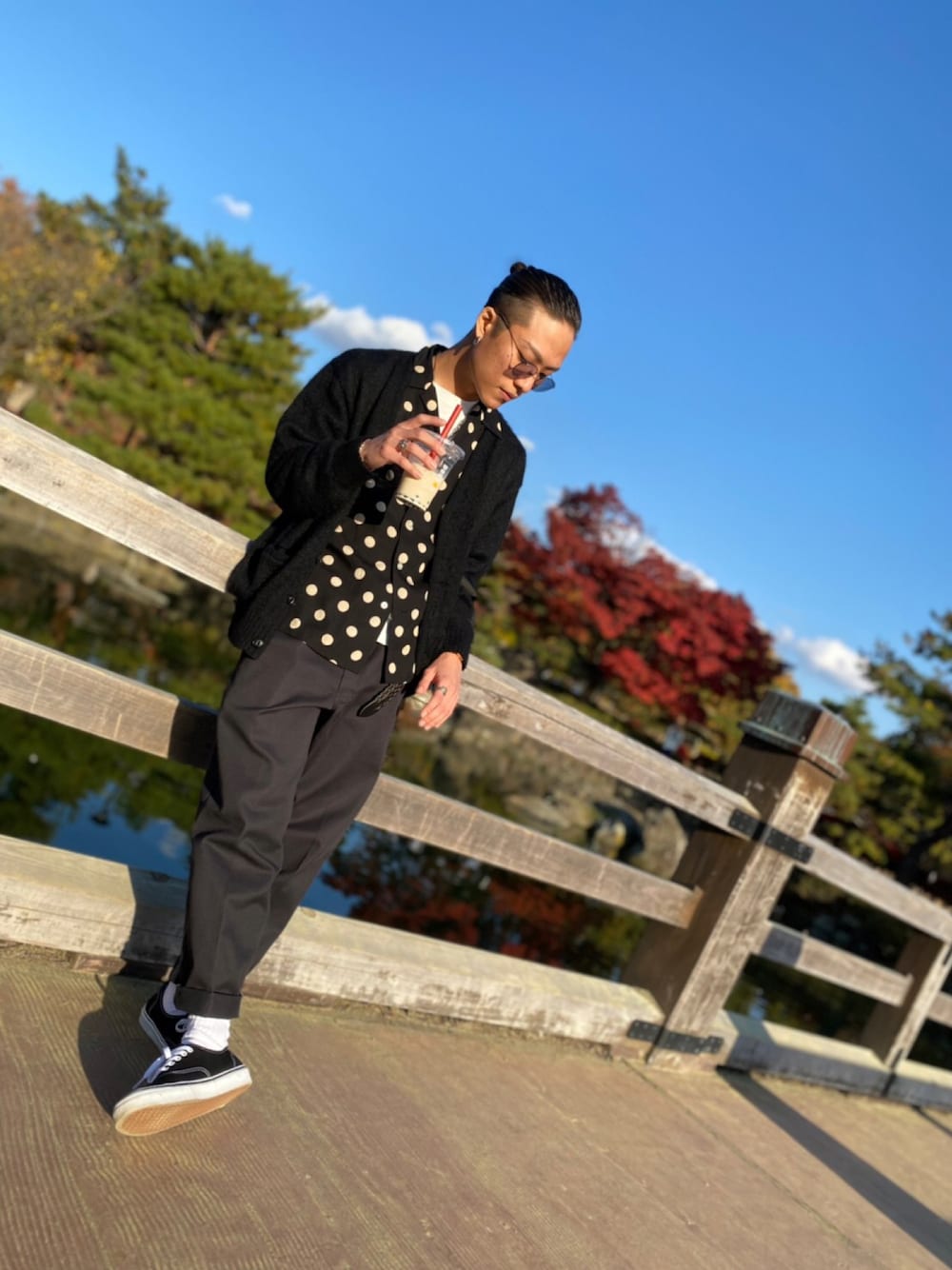 「秋冬コーデ、秋のコーデ、大人カジュアル、モヘアカーディガン、ドット柄、ワコマリア、WACKO MARIA、VANS、スニーカーコーデ、ブラック、ray ban」｜「BEDWIN & THE HEARTBREAKERSの10/L DICKIES 874 TC PANTS "THUNDERS"（チノパンツ、ブラック系）」を使った、Jackさん（メンズ・171cm）の秋コーディネートの1枚目の写真