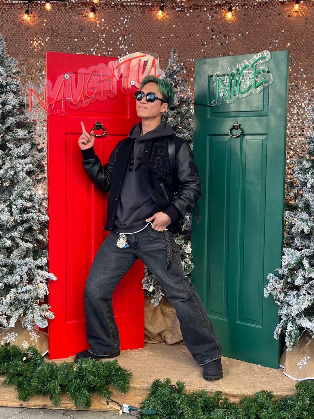 「メンズコーデ、オールブラック、ワントーンコーデ、スタジャン、パーカー、お出かけコーデ、Timberland、カナダ、デニムパンツ、オトナカジュアル」｜「Levi'sのアイテム（デニムパンツ、ブラック系）」を使った、Jackさん（メンズ・171cm）の秋コーディネートの1枚目の写真