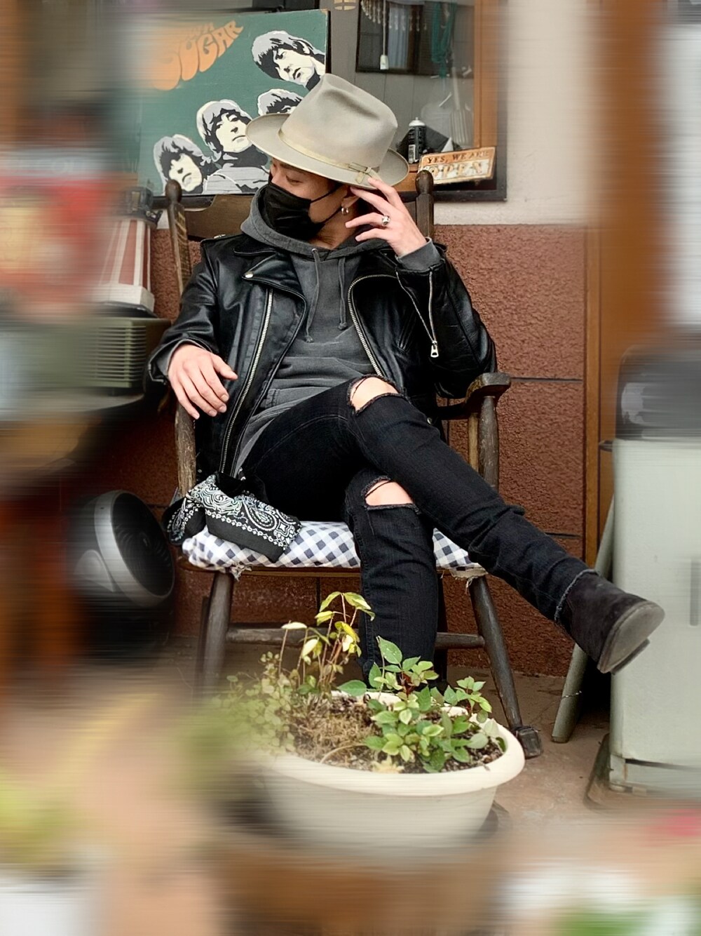 「休日スタイル、モノトーンコーデ、モード、オールブラック、春コーデ、ライダース、SCHOTT、supreme、パーカー、STETSON」｜「STETSONの50s STRATOLINER（ハット、グレー系）」を使った、Jackさん（メンズ・171cm）の春コーディネートの1枚目の写真