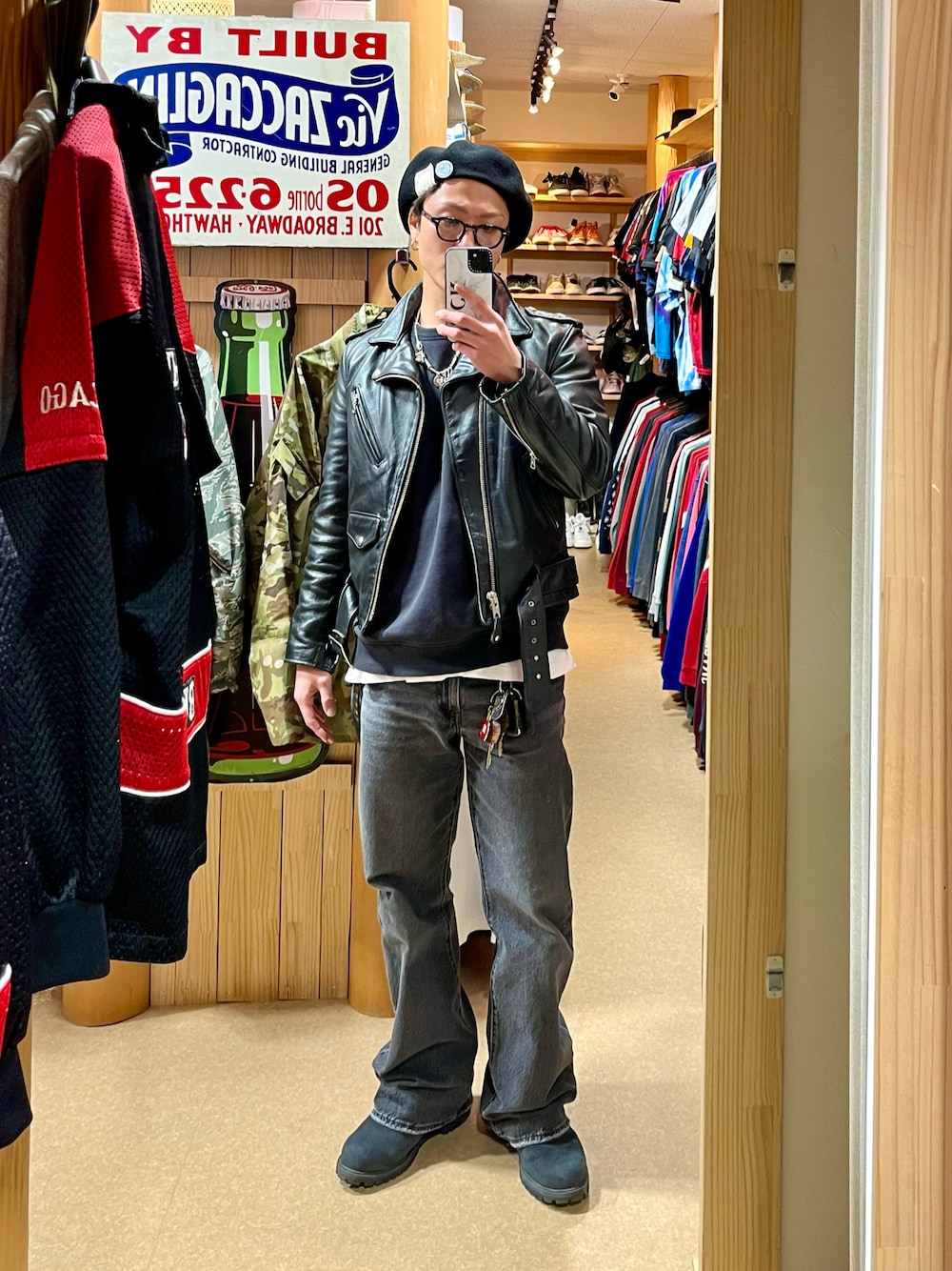 「SCHOTT、ライダース、ワンスター、アメカジ、秋冬コーデ、モノトーン、Levi's、フレアデニム、デニムパンツ、オールブラック、Timberland、大人カジュアル」｜「THE H.W. DOG & CO. のTHE H.W. DOG&CO. | BASIC BERET D-00219（ハンチング/ベレー帽、ブラック系）」を使った、Jackさん（メンズ・171cm）の秋コーディネートの1枚目の写真