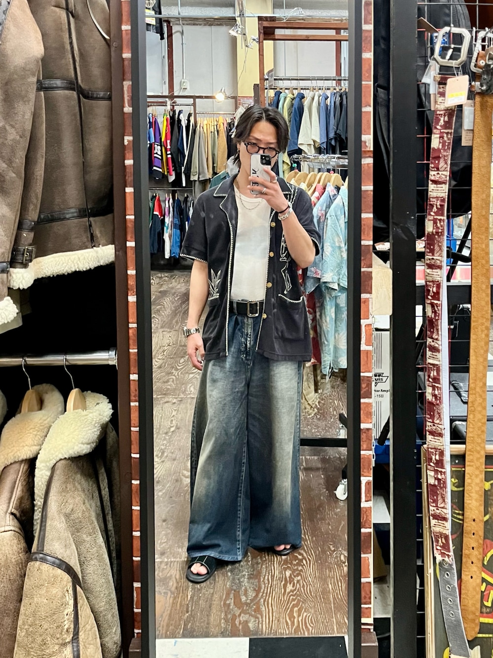 「夏服コーデ、アロハシャツ、デニム、ワイドパンツ、converse、サンダル、アメカジ、コンバース、デニムコーデ、古着MIX」｜「TomboloのAgua Mágica' Cabana （シャツ/ブラウス、ブラック系）」を使った、Jackさん（メンズ・171cm）の夏コーディネートの1枚目の写真