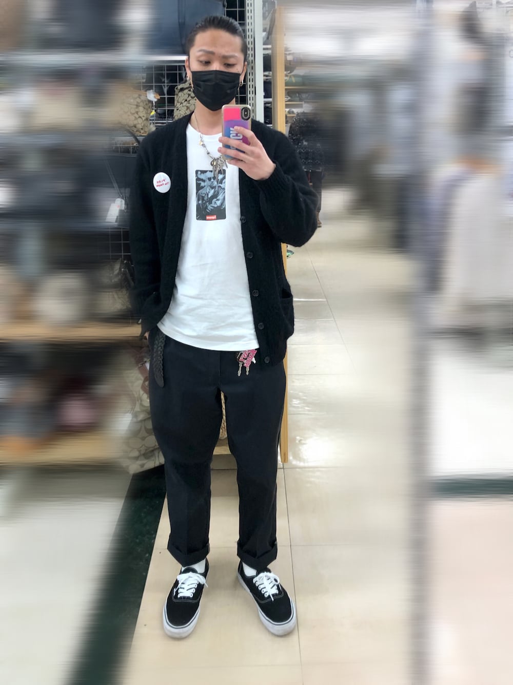 「ストリートコーデ、モヘアカーディガン、WACKO MARIA、supreme、Dickies、BEDWIN & THE HEARTBREAKERS、ブラック、スニーカーコーデ、VANS、休日コーデ」｜「Supreme の20th Anniversary Taxi Driver Tee（Tシャツ/カットソー、ホワイト系）」を使った、Jackさん（メンズ・171cm）の冬コーディネートの1枚目の写真