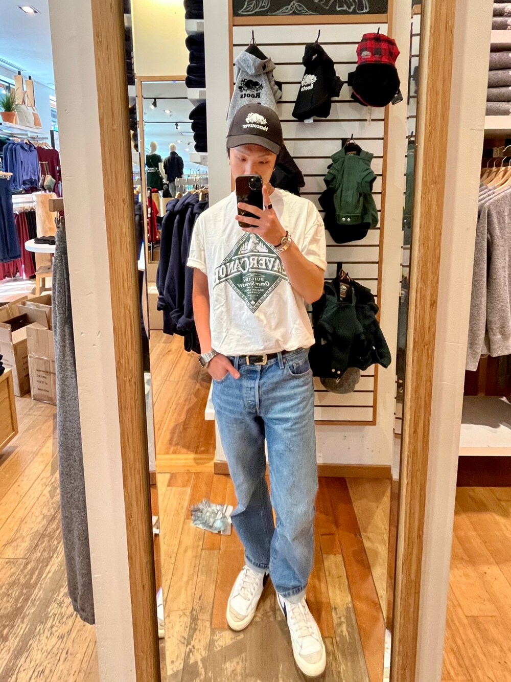「夏コーデ、ビッグシルエット、Levi's、カジュアル、NIKE、ストリートカジュアル、シルバーアクセサリー、Ｔシャツ、デニムパンツ、夏」｜「Roots Canadaのアイテム（キャップ、ブラック系）」を使った、Jackさん（メンズ・171cm）の夏コーディネートの1枚目の写真