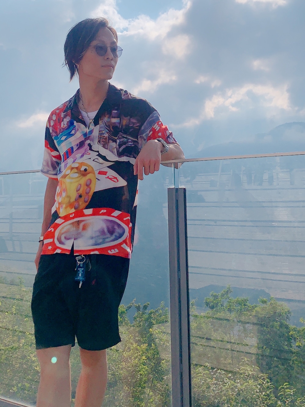 「夏コーデ、休日スタイル、アロハシャツ、ストリート、supreme、ショーツ、GRAMICCI、ray ban、カジュアル、今日のコーデ」｜「Gramicciの【2021SS】【GRAMICCI/グラミチ】NNショートパンツ / 1245-NOJ（その他パンツ、ブラック系）」を使った、Jackさん（メンズ・171cm）の夏コーディネートの1枚目の写真