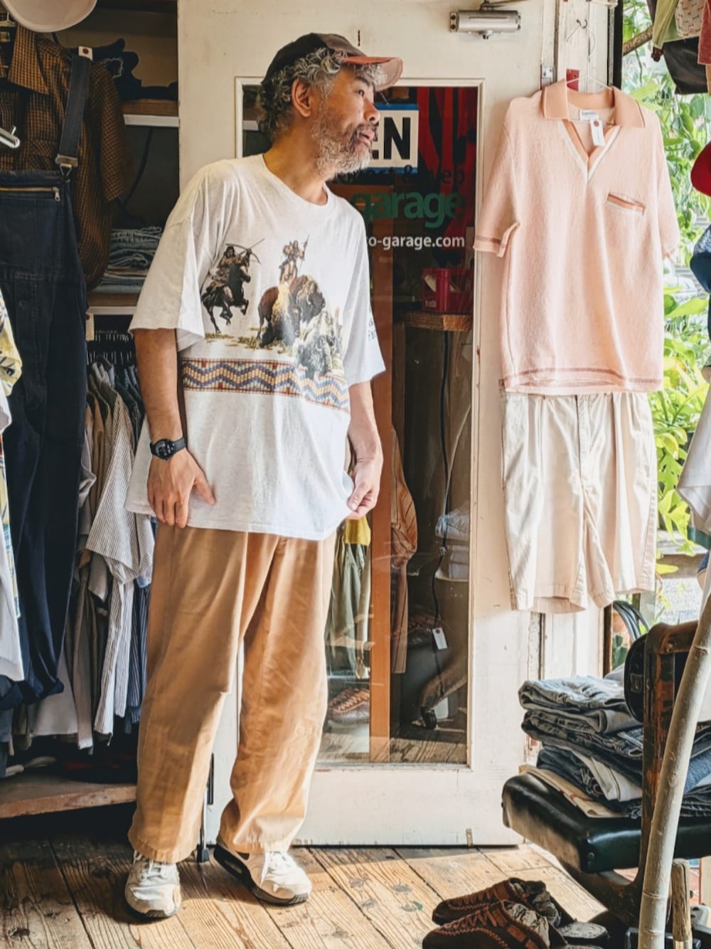 ブルー系のTシャツ/カットソーを着用したメンズの夏コーディネートの1枚目の写真