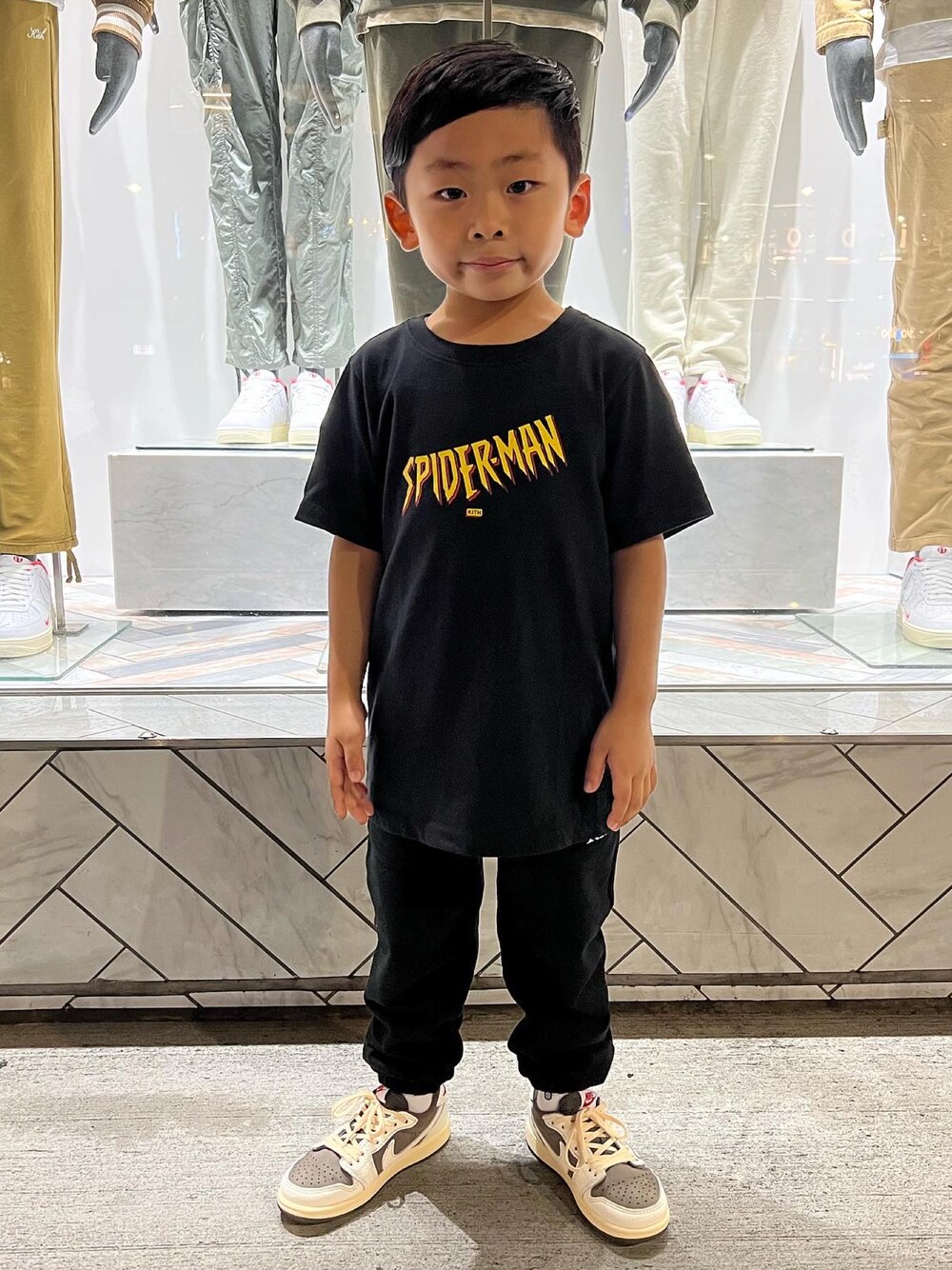「KITHのアイテム（Tシャツ/カットソー、ブラック系）」を使った、genough7さん（キッズ・110cm）の夏コーディネートの1枚目の写真